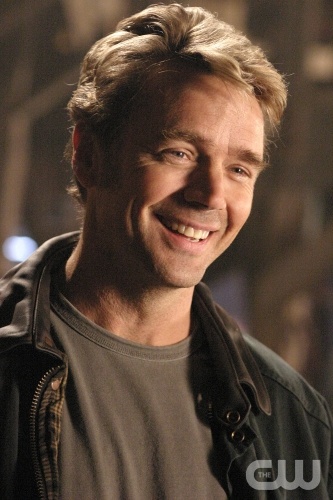 TheCW Staffel1-7Pics_160.jpg - SMALLVILLE"Krypto" (Episode #414)Image #SM414-9776Pictured: John Schneider as Jonathan KentCredit: © The WB/David Gray